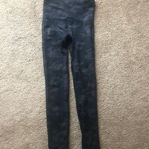 Spanx black camo leggings small